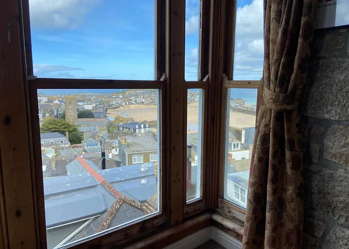 Huer\'S Watch A Beautifully Presented Private Apartment With Far Reaching Views Over St Ives Harbour And Bay And Free Onsite Parking For Larger Groups Book Along With Our Connecting Two Sister Apartments