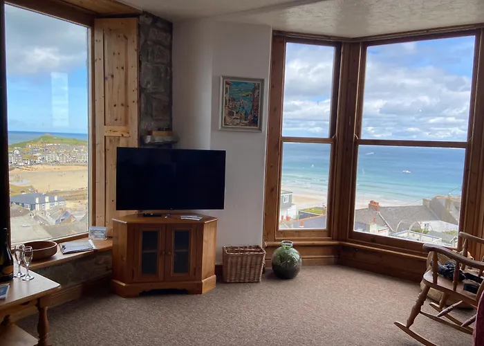 Huer\'S Watch A Beautifully Presented Private Apartment With Far Reaching Views Over St Ives Harbour And Bay And Free Onsite Parking For Larger Groups Book Along With Our Connecting Two Sister Apartments