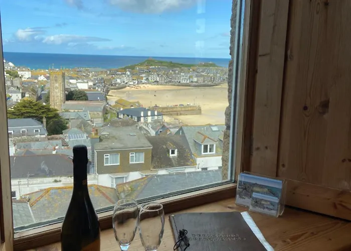 Huer\'S Watch A Beautifully Presented Private Apartment With Far Reaching Views Over St Ives Harbour And Bay And Free Onsite Parking For Larger Groups Book Along With Our Connecting Two Sister Apartments