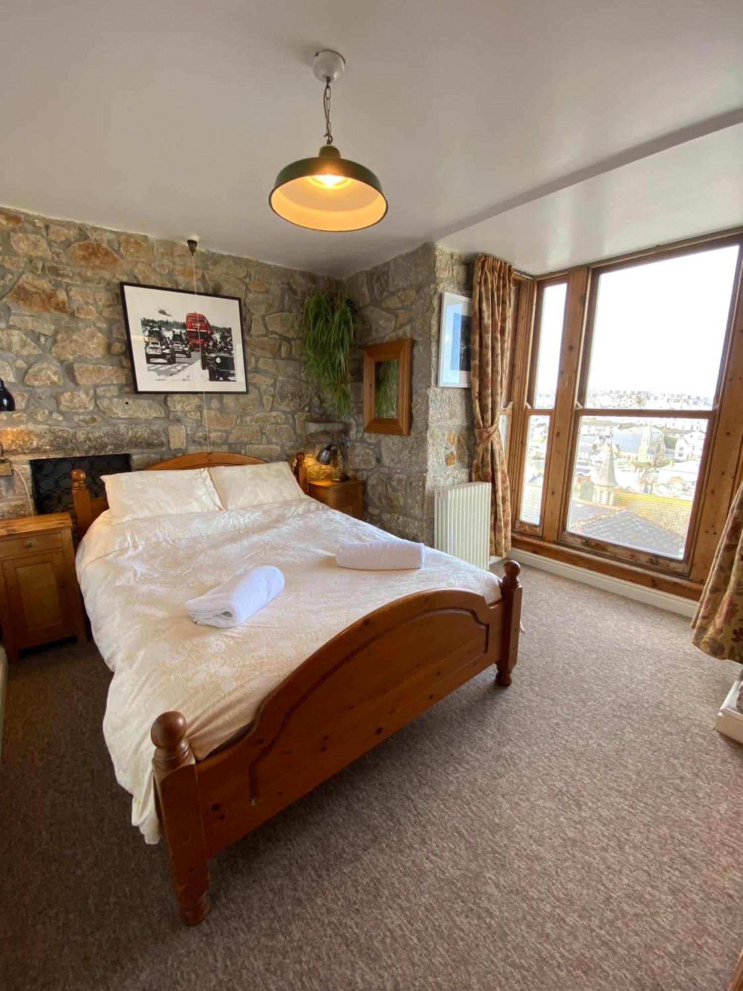 Huer's Watch A Beautifully Presented Private With Far Reaching Views Over Harbour And Bay And Free Onsite Parking For Larger Groups Book Along With Our Connecting Two Sister Apartamento