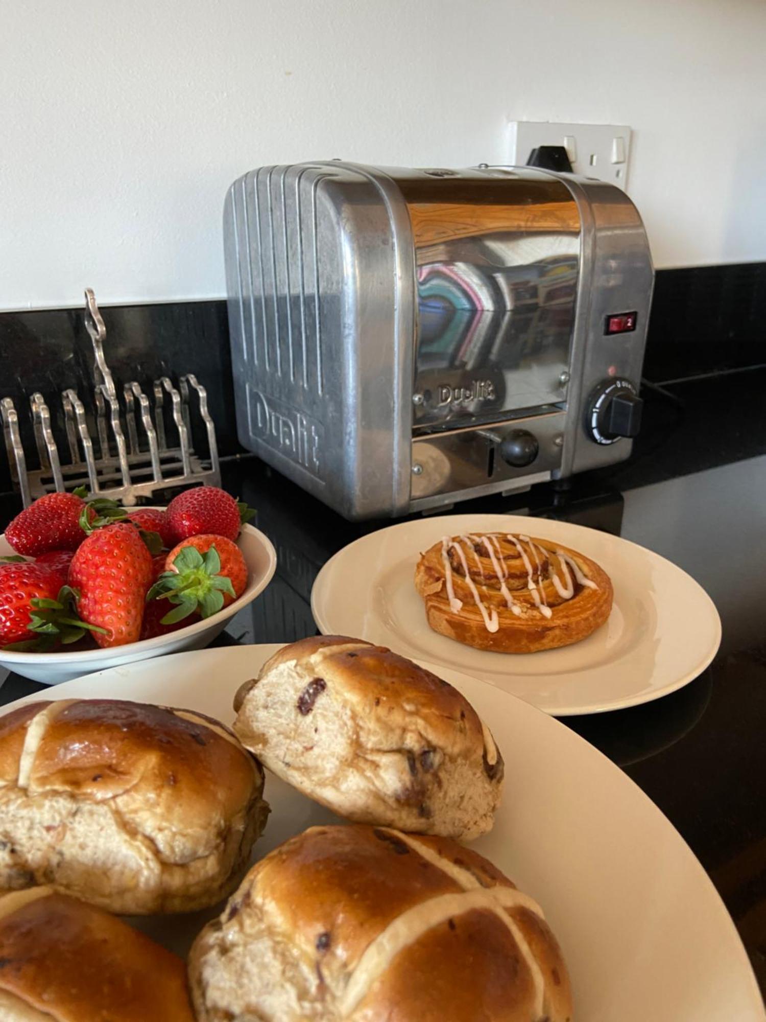 Huer's Watch A Beautifully Presented Private With Far Reaching Views Over Harbour And Bay And Free Onsite Parking For Larger Groups Book Along With Our Connecting Two Sister * St Ives