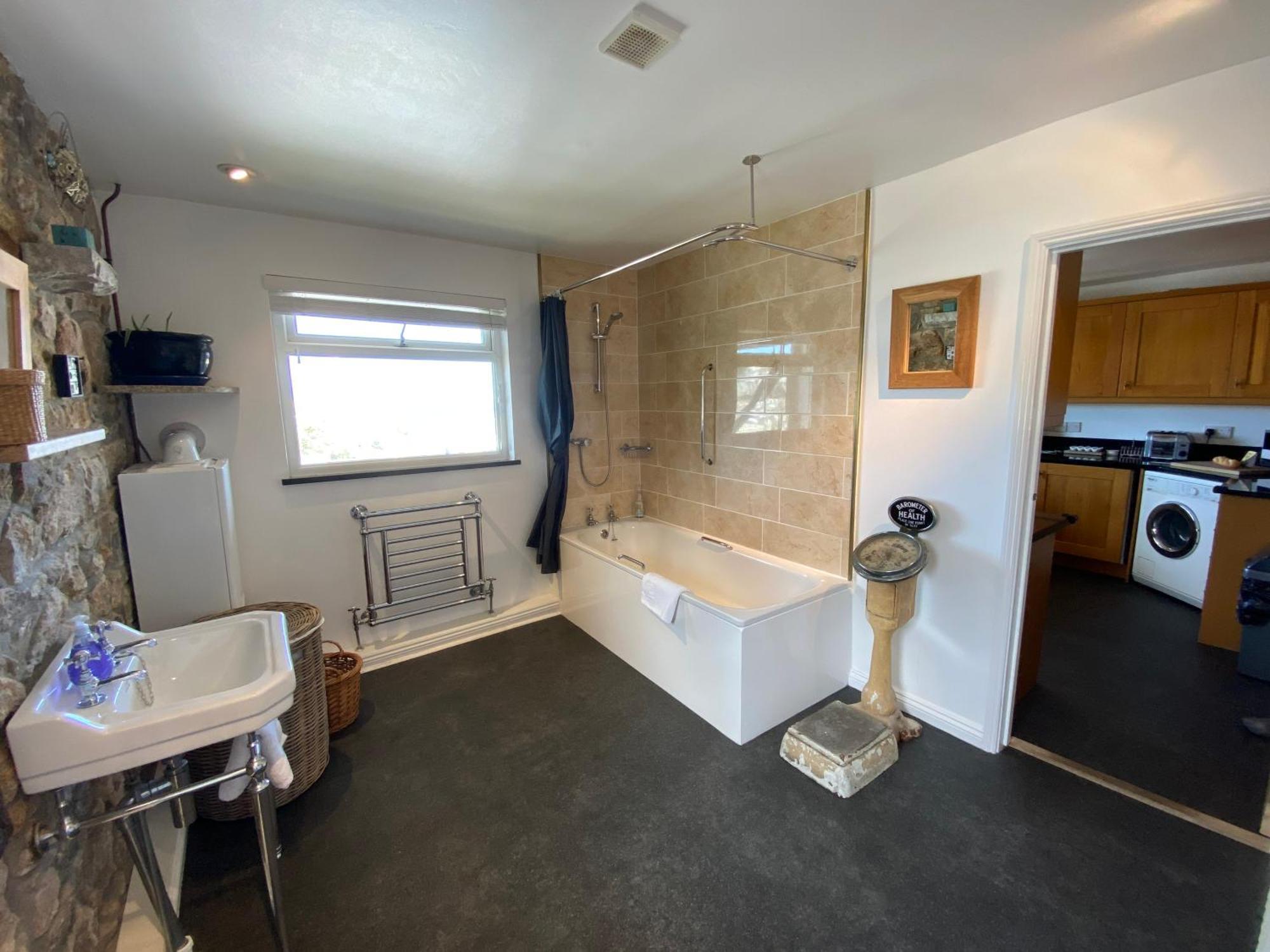 Huer's Watch A Beautifully Presented Private With Far Reaching Views Over Harbour And Bay And Free Onsite Parking For Larger Groups Book Along With Our Connecting Two Sister *